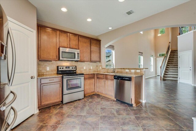 9837 Milla Cir Unit 72, Austin, TX 78748 - kitchen featuring appliances with stainless steel finishes, plenty of natural light, a peninsula, a sink, and recessed lighting