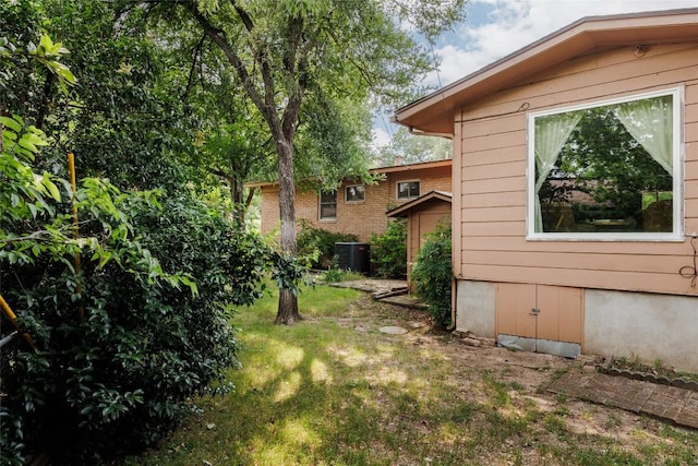 2300 Westworth Cir, Austin, TX 78704 - view of green lawn