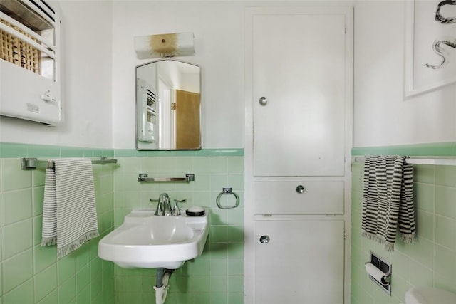2300 Westworth Cir, Austin, TX 78704 - half bath with tile walls and a wainscoted wall