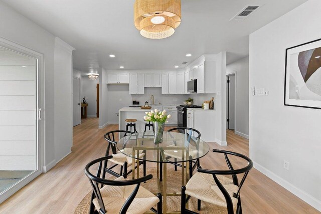 7302 Hartnell Dr, Austin, TX 78723 - dining space featuring light wood-style floors, baseboards, and recessed lighting