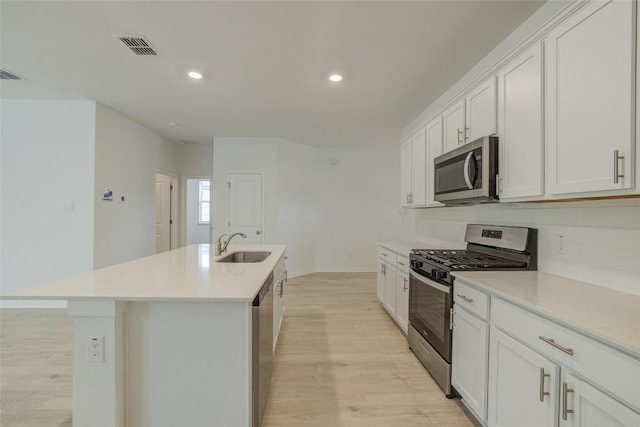 465 Brooks Ranch Dr, Kyle, TX 78640 - kitchen featuring stainless steel appliances, light wood finished floors, an island with sink, light countertops, and recessed lighting