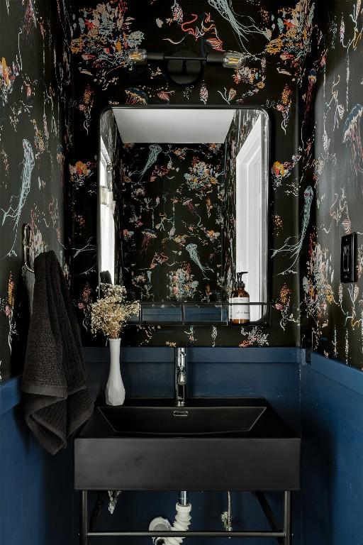 8504 Verona Trl, Austin, TX 78749 - detailed view of wallpapered walls and a sink