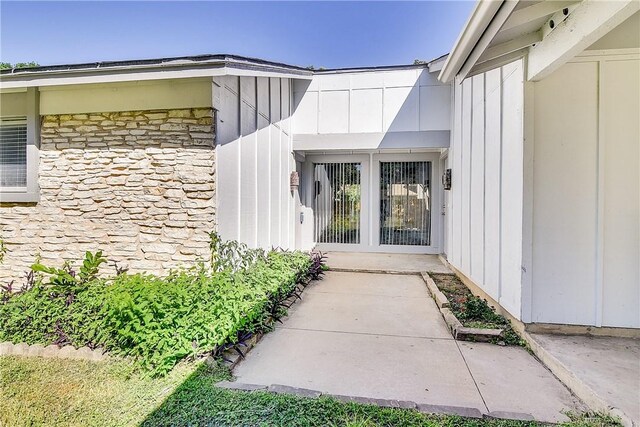 9406 Quail Meadow Dr, Austin, TX 78758 - property entrance featuring board and batten siding and stone siding