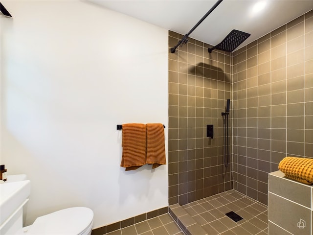 6007 Leisure Run Rd, Austin, TX 78745 - bathroom featuring a tile shower, toilet, and tile patterned floors