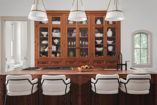 3020 Maravillas Loop, Austin, TX 78735 - bar with a sink and pendant lighting