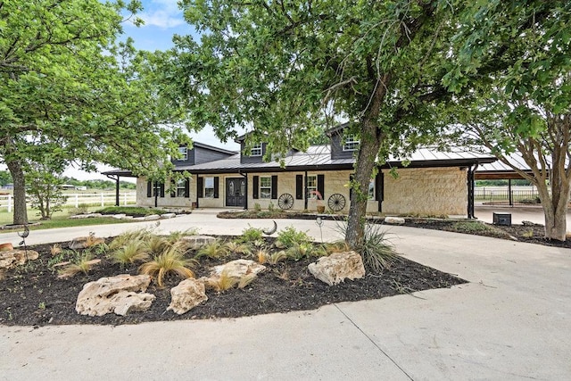 204 Bridges Ln, Buda, TX 78610 - view of front of property featuring a porch