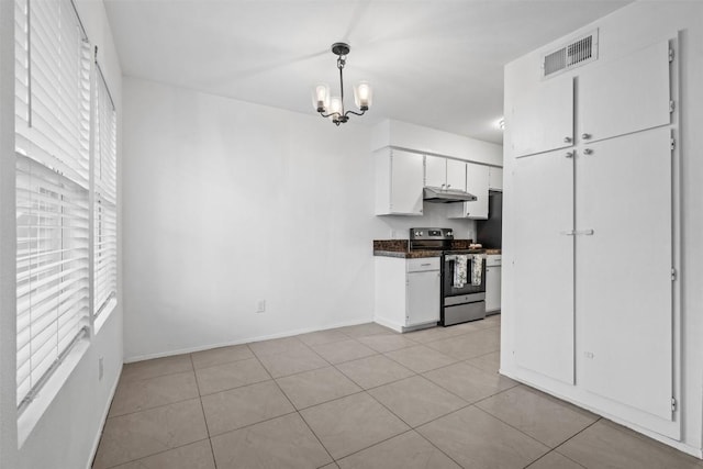 4413 Whispering Valley Dr, Austin, TX 78727 - kitchen with electric stove, under cabinet range hood, a chandelier, white cabinetry, and dark countertops