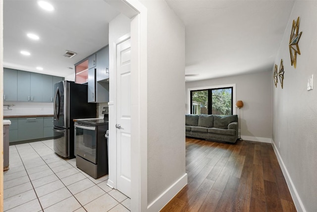 1506 Northridge Dr, Austin, TX 78723 - kitchen featuring electric stove, light wood-style floors, baseboards, open floor plan, and recessed lighting