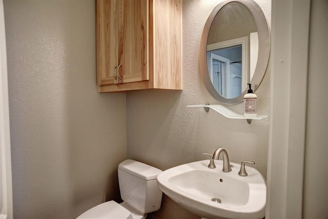 233 Maple Leaf Trl, Elgin, TX 78621 - bathroom featuring a sink, a textured wall, and toilet