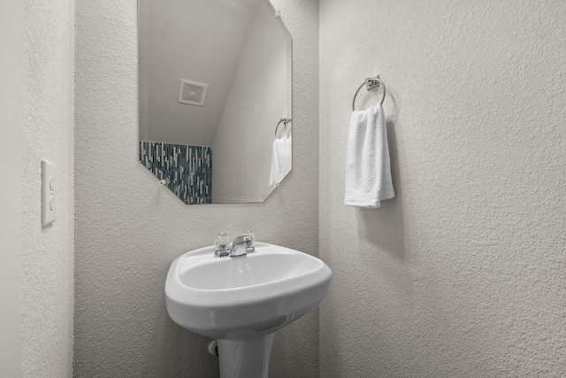 2101 Rivers Edge Way Unit 9, Austin, TX 78741 - bathroom with a textured wall