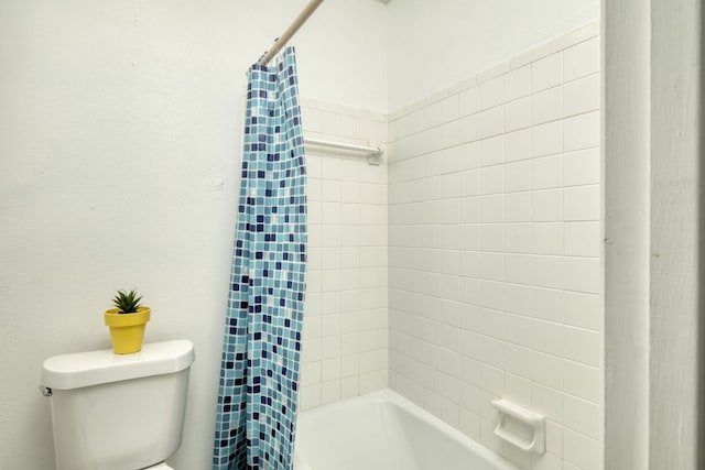 9001 Lodge Ct, Austin, TX 78758 - full bath featuring toilet and shower / bath combination with curtain