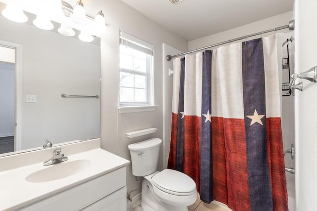 10 Lakewood Cir, Wimberley, TX 78676 - full bath featuring vanity, toilet, and curtained shower