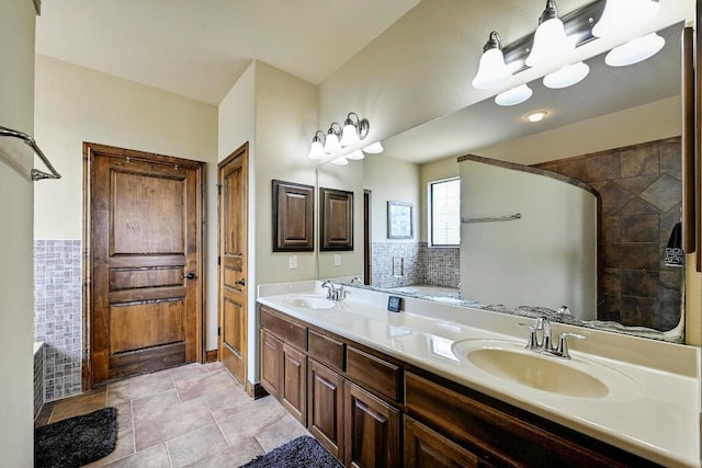 21012 N Rdg, Lago Vista, TX 78645 - full bath with a garden tub and double vanity