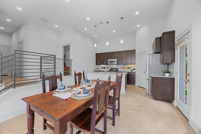 1402 E 11th St, Austin, TX 78702 - dining area featuring recessed lighting and a high ceiling