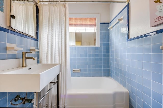 3202 Beverly Rd, Austin, TX 78703 - full bathroom featuring tile walls and shower / bath combo