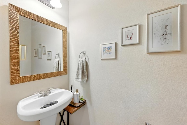 601 Harris Dr, Austin, TX 78737 - bathroom with a sink