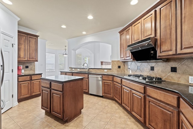16304 Fincastle Dr, Austin, TX 78717 - kitchen featuring stainless steel appliances, a sink, recessed lighting, decorative backsplash, and light tile patterned floors