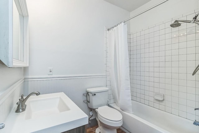 421 W San Antonio St Unit H1, San Marcos, TX 78666 - bathroom with wainscoting, shower / tub combo with curtain, toilet, and vanity