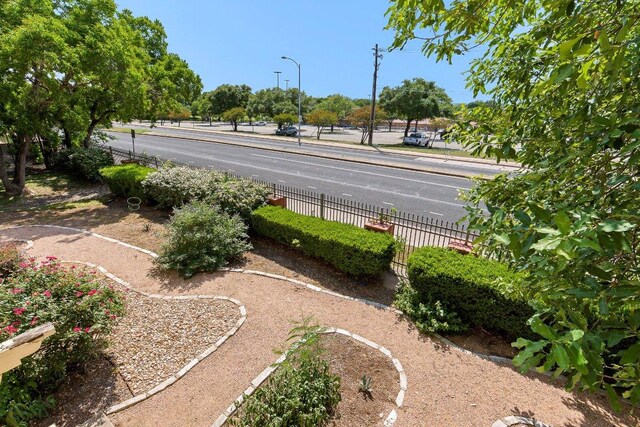 1101 Grove Blvd Unit 803, Austin, TX 78741 - view of yard
