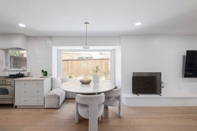7905 Havenwood Dr, Austin, TX 78759 - dining area with light wood finished floors, recessed lighting, and breakfast area