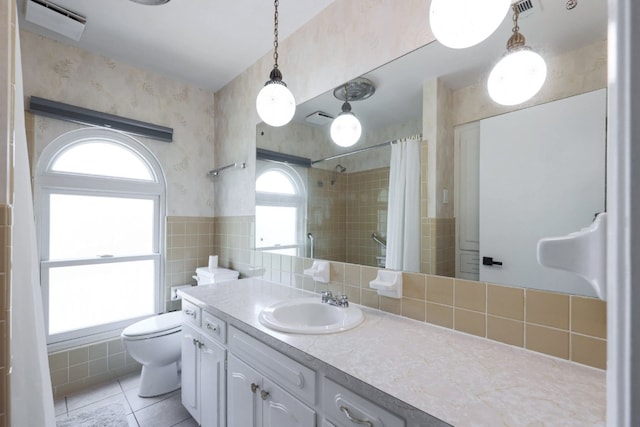 7905 Havenwood Dr, Austin, TX 78759 - full bath with tile patterned floors, tile walls, a shower with shower curtain, vanity, and healthy amount of natural light