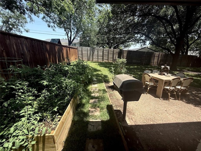 7905 Havenwood Dr, Austin, TX 78759 - fenced backyard featuring a patio area and outdoor dining space