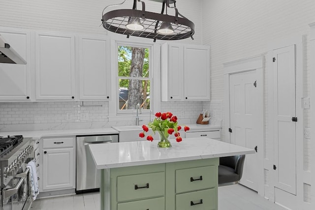 1502 S Elm St, Georgetown, TX 78626 - kitchen featuring stainless steel appliances, white cabinets, tasteful backsplash, green cabinets, and a high ceiling