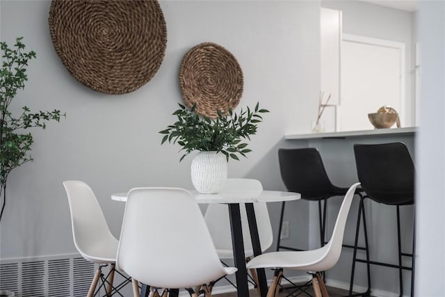 12319 Emery Oaks Rd, Austin, TX 78758 - dining space with baseboards