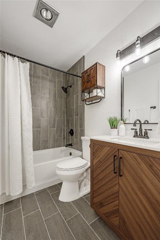 12319 Emery Oaks Rd, Austin, TX 78758 - full bath with vanity and shower / tub combo with curtain