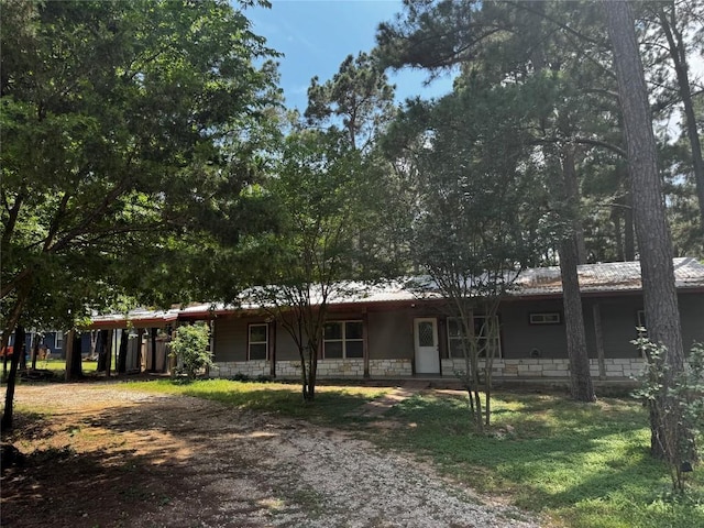 106 Shetland Ln, Bastrop, TX 78602 - ranch-style house featuring driveway