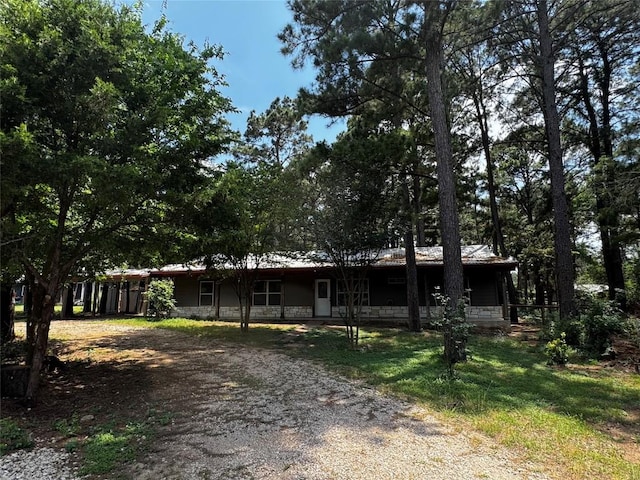 106 Shetland Ln, Bastrop, TX 78602 - ranch-style home with dirt driveway and a front yard