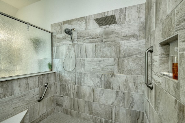 19500 Chayton Cir, Pflugerville, TX 78660 - bathroom featuring a tile shower
