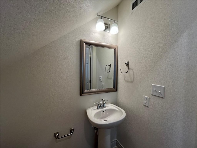 2105 Tiger Trl Unit 503, Round Rock, TX 78665 - bathroom featuring vaulted ceiling