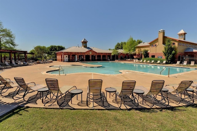 805 Meadow Bluff Ct, Round Rock, TX 78665 - community pool with a patio