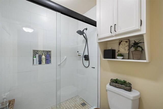 40 Tournament Way Unit G-32, The Hills, TX 78738 - bathroom featuring toilet and a stall shower