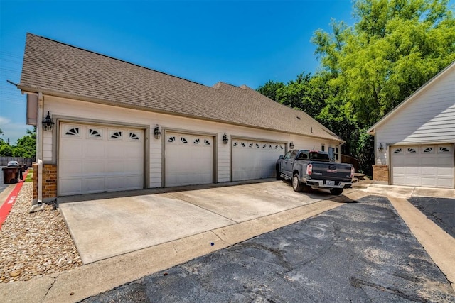 12160 Abbey Glen Ln, Austin, TX 78753 - garage with driveway