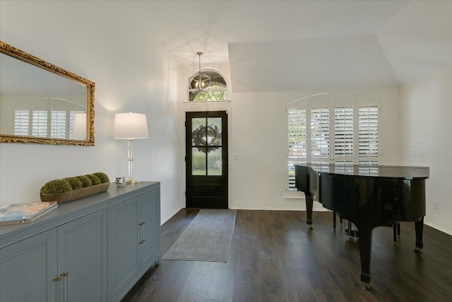 10807 Pinkney Ln, Austin, TX 78739 - foyer with dark wood-style floors, lofted ceiling, and baseboards