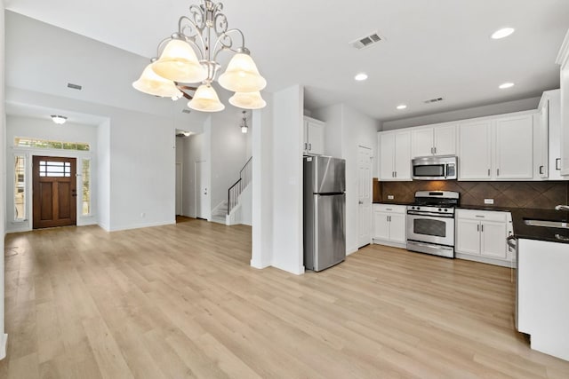 1708 Rockland Dr Unit 177, Austin, TX 78748 - kitchen featuring stainless steel appliances, a sink, a chandelier, backsplash, and dark countertops