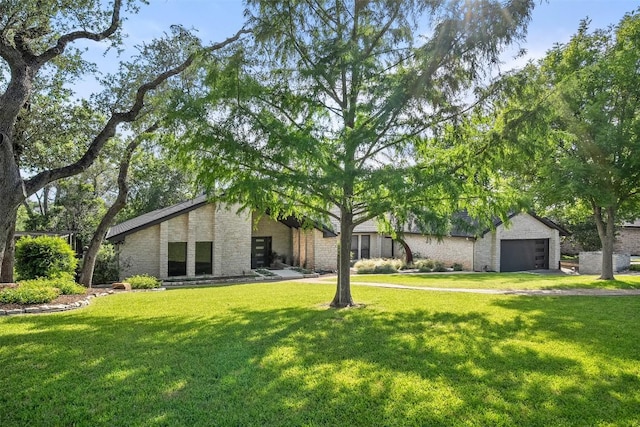 2924 Gabriel View Dr, Georgetown, TX 78628 - mid-century home featuring a front yard, brick siding, and an attached garage