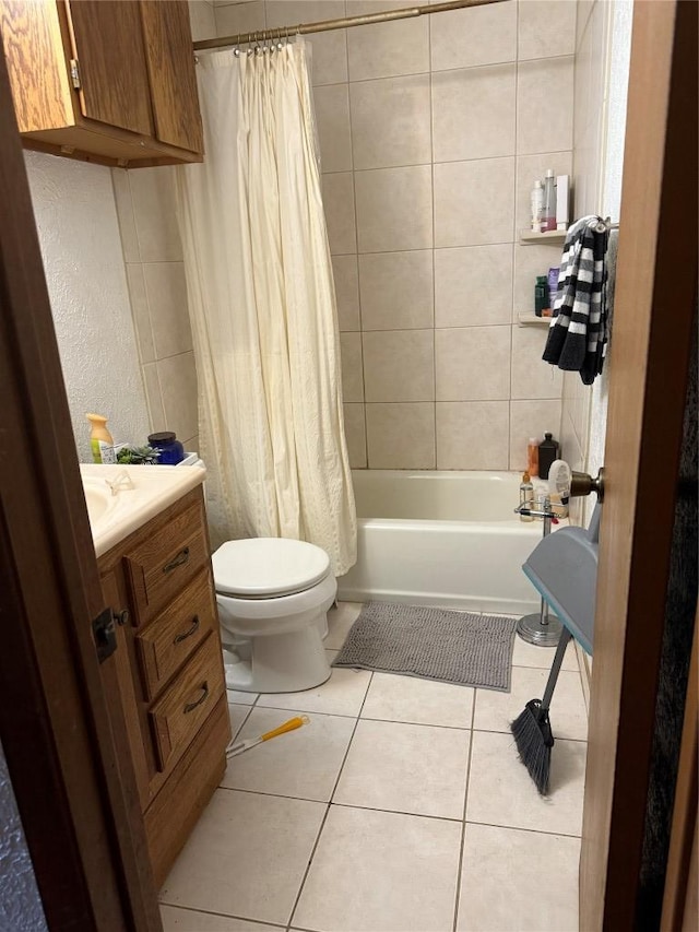 6400 Earlyway Dr, Austin, TX 78749 - full bath featuring toilet, tile patterned floors, vanity, and shower / tub combo with curtain