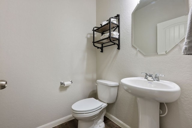 854 Pumpkin Rdg, New Braunfels, TX 78130 - bathroom featuring wood finished floors, toilet, baseboards, and a sink