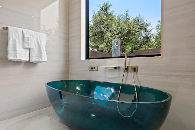 101 S Lake Hills Dr, Austin, TX 78733 - full bath featuring a soaking tub