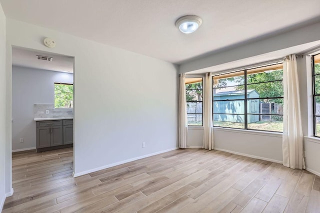 11306 Thorny Brook Trl, Austin, TX 78750 - unfurnished room with light wood-style flooring, baseboards, and a smoke detector