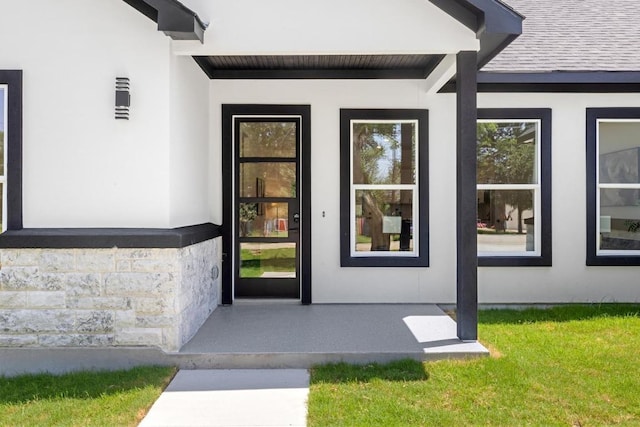 147 Puu Waa Waa Ln, Bastrop, TX 78602 - entrance to property with stucco siding, a porch, and a shingled roof