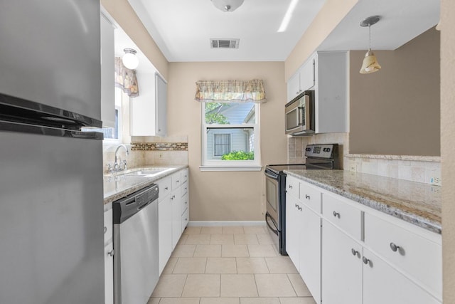 9226 Jollyville Rd Unit 191, Austin, TX 78759 - kitchen featuring appliances with stainless steel finishes, a sink, backsplash, and white cabinets