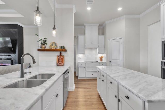222 Overlook Trl, Copperas Cove, TX 76522 - kitchen featuring a sink, stainless steel dishwasher, light wood-style floors, tasteful backsplash, and ornamental molding