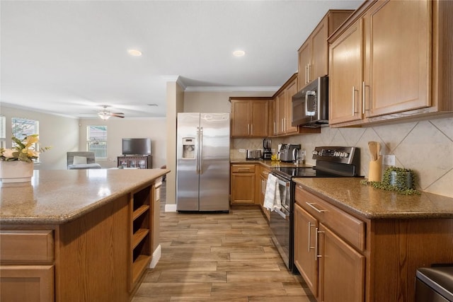 9008 Winter Haven Rd, Austin, TX 78747 - kitchen featuring stainless steel appliances, light wood finished floors, ornamental molding, a ceiling fan, and backsplash