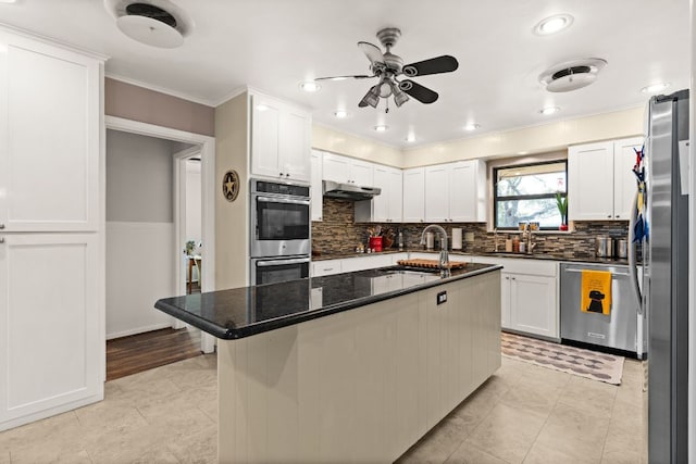 112 Skipcha Trl, Lampasas, TX 76550 - kitchen with appliances with stainless steel finishes, a sink, under cabinet range hood, a ceiling fan, and crown molding