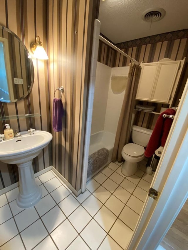 140 Oakridge Rd, Georgetown, TX 78628 - full bathroom featuring wallpapered walls, tile patterned floors, and a textured ceiling