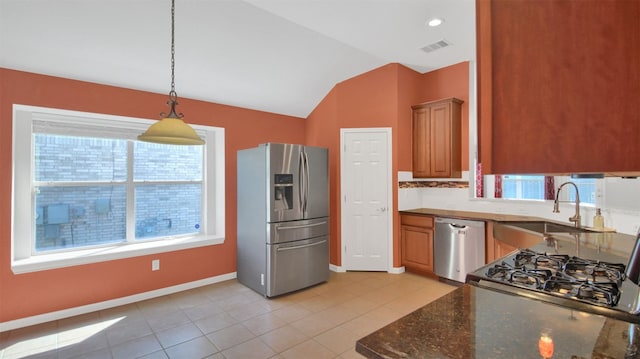 18409 Hees Ln, Pflugerville, TX 78660 - kitchen featuring appliances with stainless steel finishes, a sink, lofted ceiling, baseboards, and hanging light fixtures